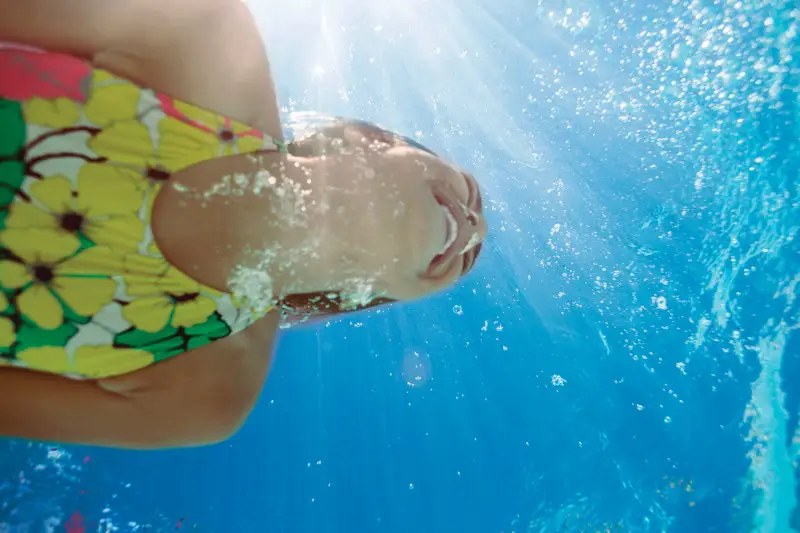 HM, Harmony of the Seas, pools, poolside, underwater shot of young girl swimming, smiling, POV from below, water, bubbles, fun,

IMPORTANT: 

   * Usage for TV Broadcast and cinema placement expires: 
      AUGUST 5, 2019
   * Industrial and online usage - no expiration date